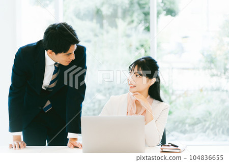 Male and female office workers working in a bright office 104836655