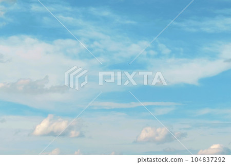 風景如畫的天空與小雲 風景如畫的天空與小雲 104837292