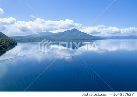 夏季支笏湖鳥瞰圖(倒影) 夏季支笏湖鳥瞰圖(倒影) 104837627
