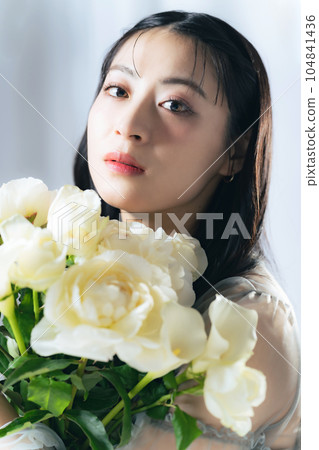 拿著花束的女人的肖像 104841436