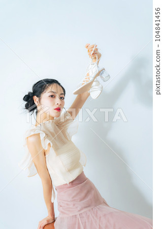 一個穿高跟鞋的女人的時尚肖像 104841456