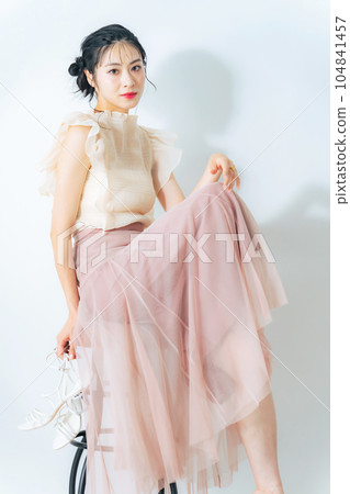 一個穿高跟鞋的女人的時尚肖像 104841457