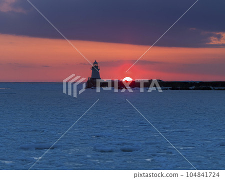 Sunset over the sea of ice floes / Lighthouse at Nemuro Port / Nemuro, Japan 104841724