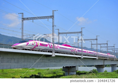 Series 500 Kitty Shinkansen crossing the Yoshii River Bridge Series 500 Kitty Shinkansen crossing the Yoshii River Bridge 104841726