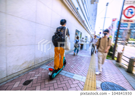 日本橫濱市景...電動浮板...突然出現在行人面前，差點被觸碰... 104841930