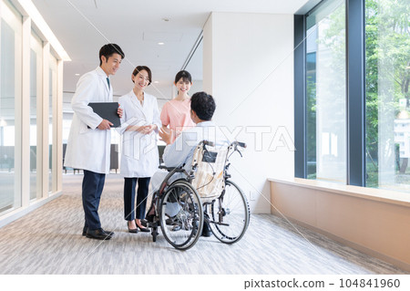 醫生在醫院與坐在輪椅上的住院病人交談 104841960