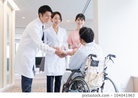 醫生在醫院與坐在輪椅上的住院病人交談 醫生在醫院與坐在輪椅上的住院病人交談 104841963