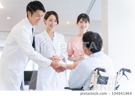 醫生在醫院與坐在輪椅上的住院病人交談 醫生在醫院與坐在輪椅上的住院病人交談 104841964