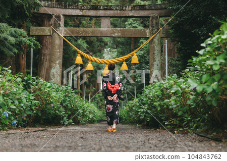 穿著浴衣站在鳥居前的女人 穿著浴衣站在鳥居前的女人 104843762