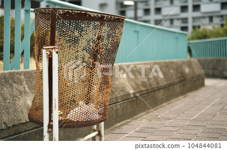 Garbage can in the aisle of the housing complex 104844081