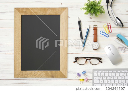 Scenery on a desk with a blackboard Unmanned bird's-eye view 104844307