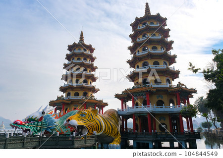 taiwan kaohsiung dragon tiger pagoda 104844549
