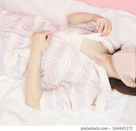拉開睡衣拉鍊的年輕女人 104845172