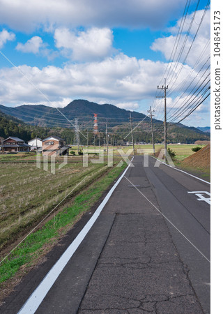 一條似乎永遠持續下去的鄉間小路 一條似乎永遠持續下去的鄉間小路 104845173