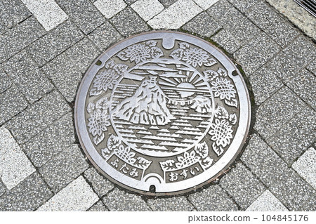 Manhole cover in Futami Town, Mie Prefecture 104845176