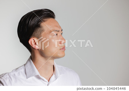 一個表情嚴肅的男人 一個表情嚴肅的男人 104845446