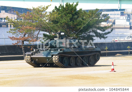 訓練展示中的陸上自衛隊74式坦克 104845844