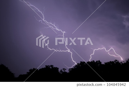 黎明雷聲、雷閃、午夜雷聲、夜空背景與閃電 黎明雷聲、雷閃、午夜雷聲、夜空背景與閃電 104845942