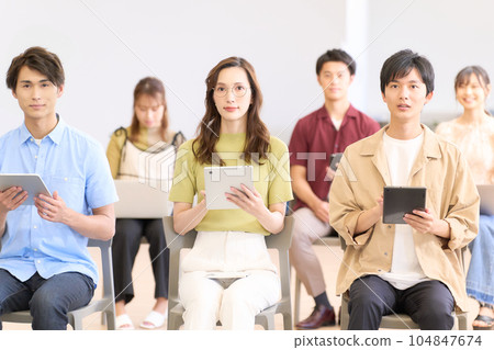 參加研討會的年輕商人 104847674