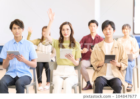 年輕商務人士在課堂上舉手 104847677