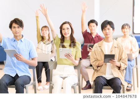 年輕的商人舉起手 104847678