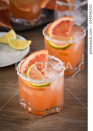 Cocktail pink Paloma 104848202