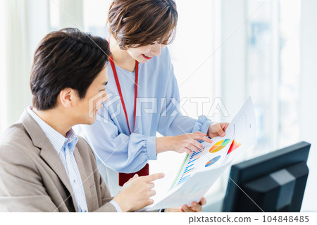 Boss and subordinates having a meeting in the office 104848485
