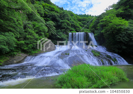 Ryumon Falls in summer (Kokonoe Town, Oita Prefecture) 104850830