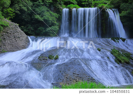 Ryumon Falls in summer (Kokonoe Town, Oita Prefecture) 104850831