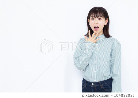 一個三十多歲的女人，在白色背景前微笑著感到驚訝 104852055