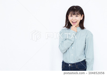 一個三十多歲的女人，在白色背景前微笑著感到驚訝 104852056