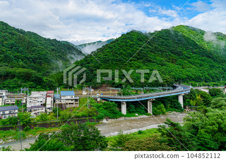 群馬縣水上町 夏季的山巒和街道（避暑勝地） 104852112