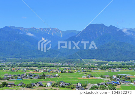 夏季的安曇野、鄉村和北阿爾卑斯山 104852273