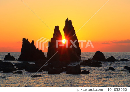Sunrise over Hashigui Rock (Kushimoto Town, Wakayama Prefecture) Sunrise over Hashigui Rock (Kushimoto Town, Wakayama Prefecture) 104852960
