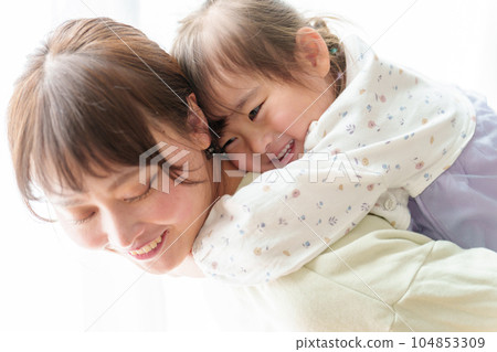 母親背著一個女孩 104853309