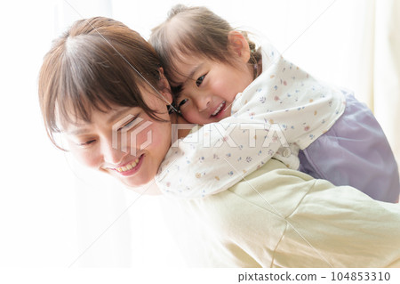 母親背著一個女孩 104853310