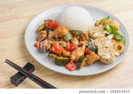 健康雞肉和燒麥午餐 104853437