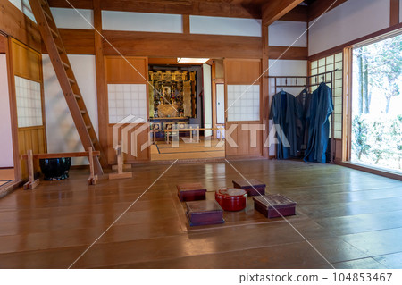 岐阜縣海津市木曾三泉公園中心的圓形農舍的廚房和帶有凸起佛壇的榻榻米房間 104853467