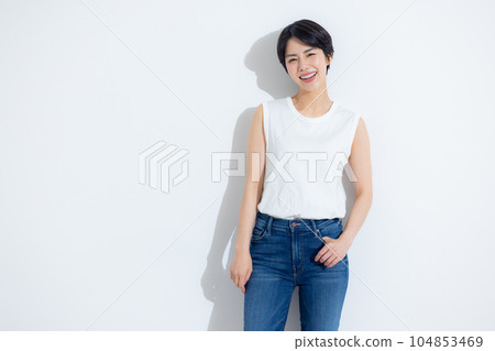 白色無袖女 104853469