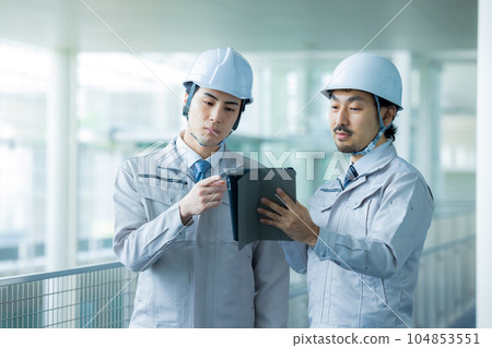 穿工作服的男人辦公樓 穿工作服的男人辦公樓 104853551