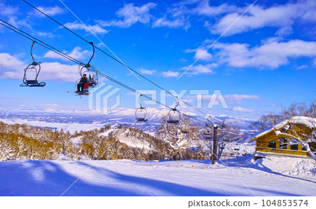 富良野地區索道山頂站旁的小屋和滑雪纜車 富良野地區索道山頂站旁的小屋和滑雪纜車 104853574