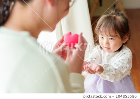 母親把心交給女孩 母親把心交給女孩 104853586