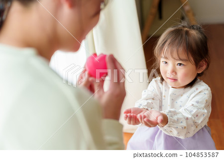 母親把心交給女孩 母親把心交給女孩 104853587