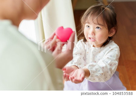 母親把心交給女孩 母親把心交給女孩 104853588