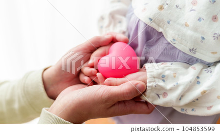 父母和孩子的手有心 104853599