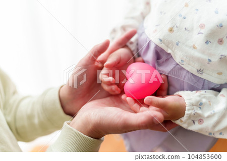 父母和孩子的手有心 104853600