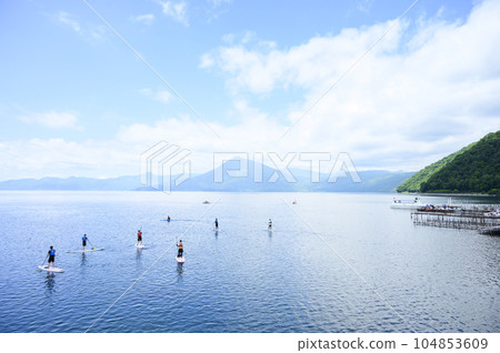 Lake Shikotsu in summer (people enjoying SUP boards) 104853609