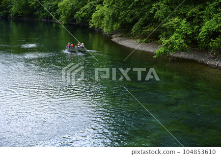 Lake Shikotsu in summer (people enjoying canoeing) 104853610