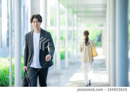 步行辦公室通勤 步行辦公室通勤 104853629