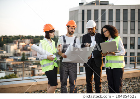 Diverse building engineers brainstorming for common project Diverse building engineers brainstorming for common project 104854522